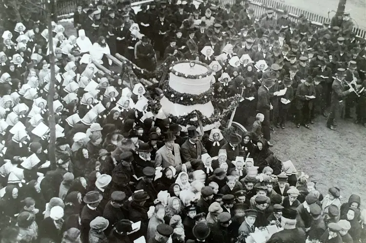 Festgemeinde bei der Glockenweihe im Jahr 1925