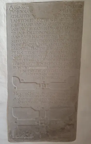 Gedenkstein des Pfarrers Matthias Blasius und seiner Frau Ursula Möller an der Ostseite des Altarraumes in der Kirche Schleife.