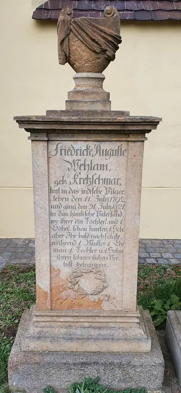 Grabstein der ersten Ehefrau Friedericke Auguste Welan des Pfarrers Johann Welan.