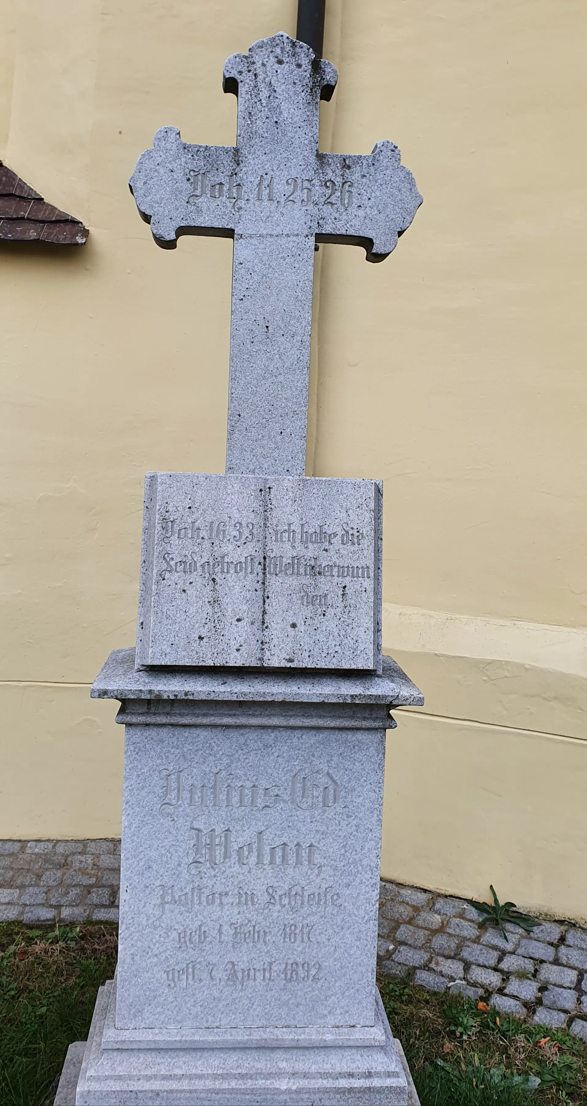 Gabstein des Julius Eduard Welan an der Aussenseite der Kirche.