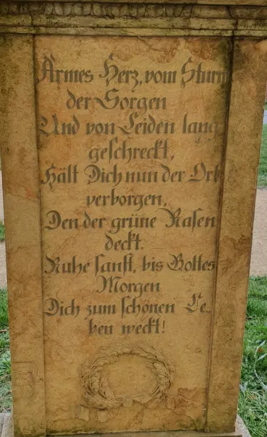 Rückseite Grabstein der ersten Ehefrau Friedericke Auguste Welan