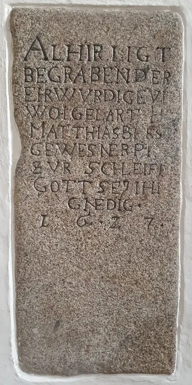 Grabstein des Matthias Blasius an der Ostseite des Altarraumes in der Kirche Schleife.
